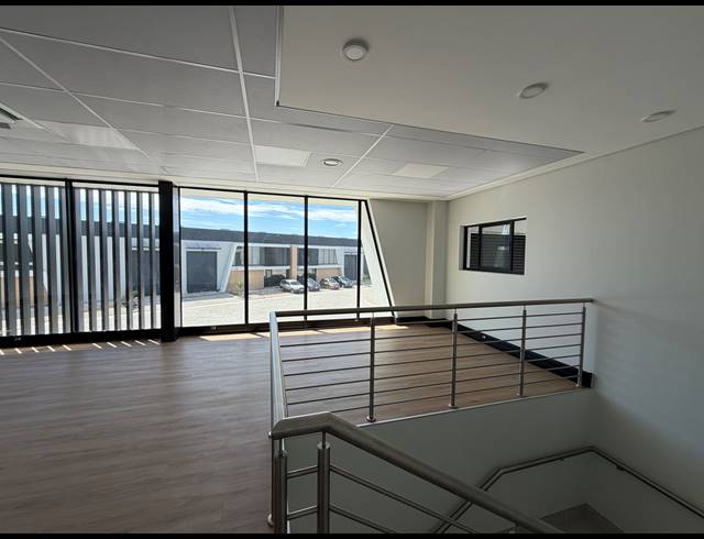654M² WAREHOUSE TO LET IN STIKLAND INDUSTRIAL